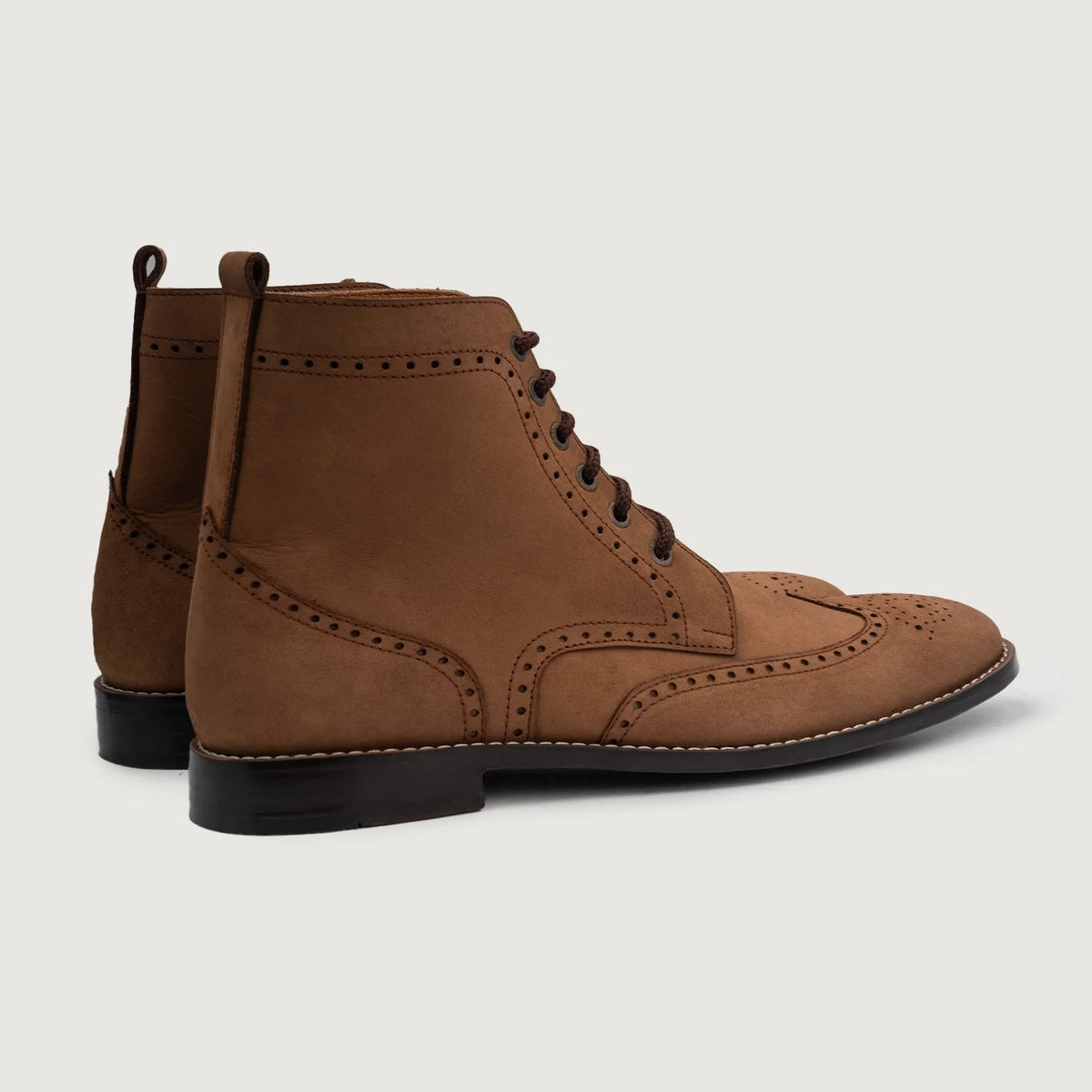 Duster Brogues Derby 复古棕 Nubuck 真皮工装靴马丁靴 男士 For Men - 展现立体袖型与合身版型的侧身视角