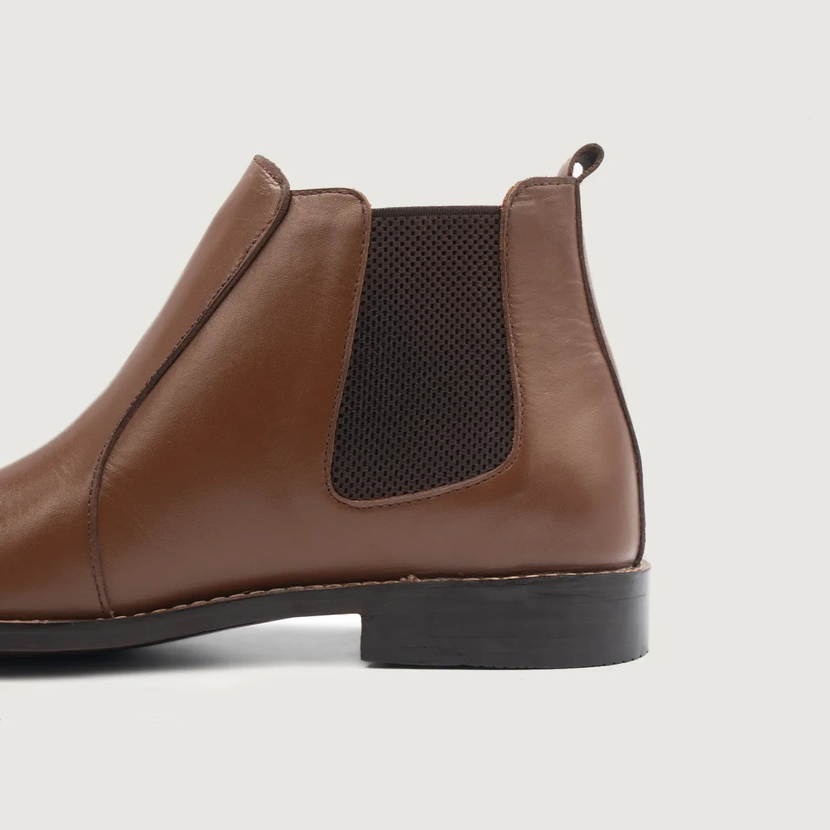 High-Traction Rubber Outsole & Lug Tread Pattern on Clarkson Chelsea 复古棕 真皮工装靴马丁靴 男士 For Men