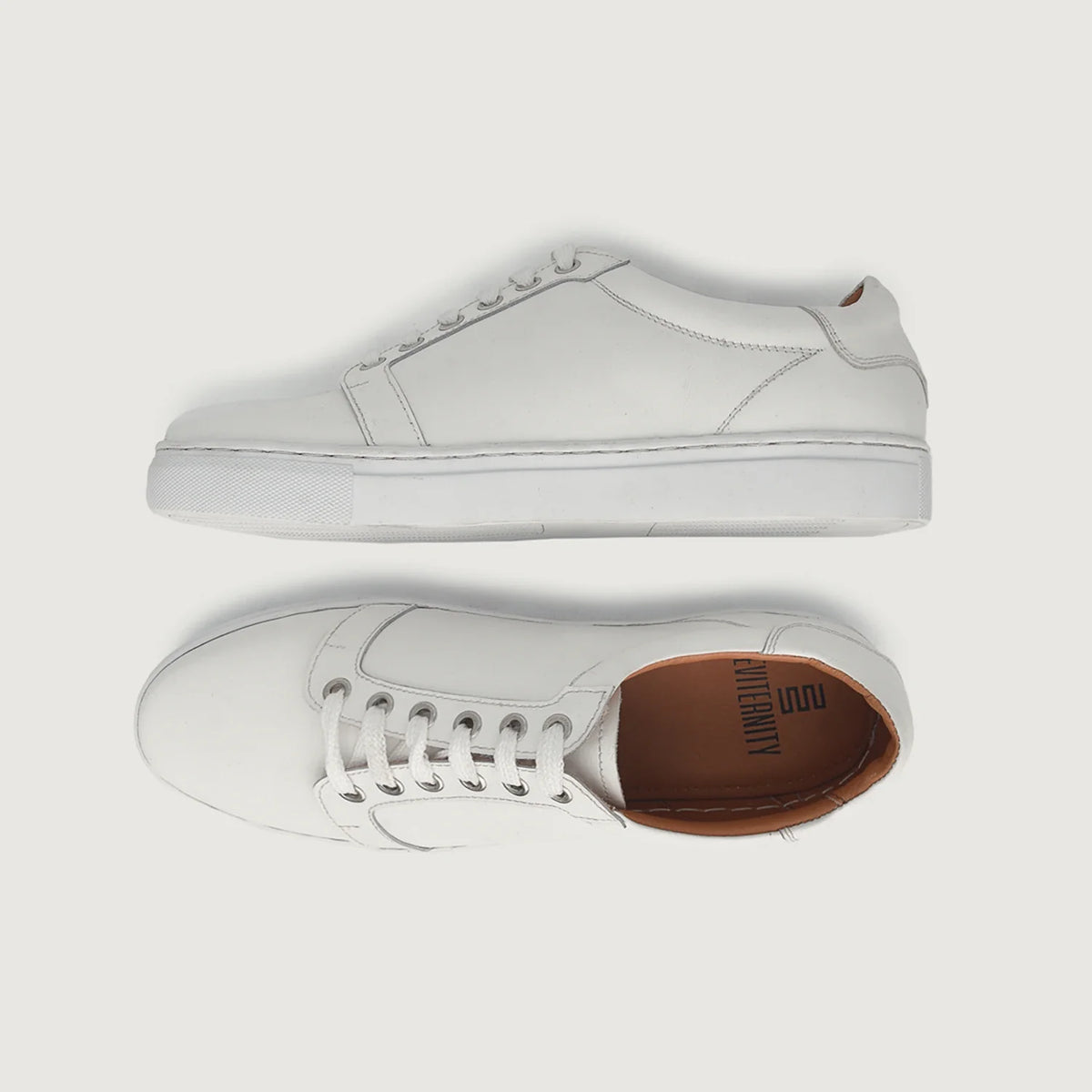 High-Traction Rubber Outsole & Lug Tread Pattern on Carter Runn White 真皮休闲板鞋运动鞋 男士 For Men