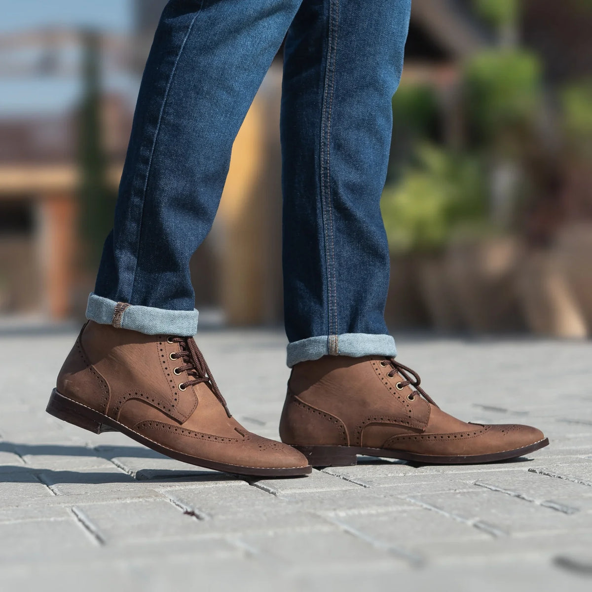 模特上身效果： Duster Brogues Derby Oil Pull-up 复古棕 真皮工装靴马丁靴 男士 模特试穿展示（自然光垂坠质感）