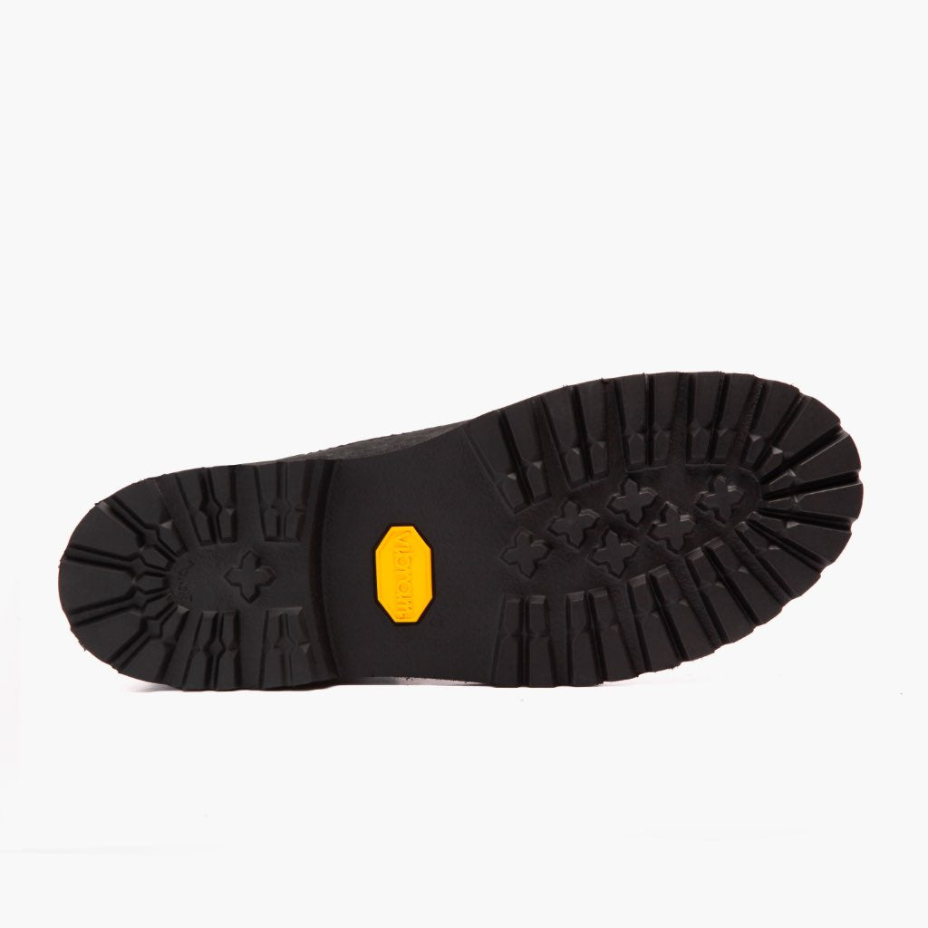 High-Traction Rubber Outsole & Lug Tread Pattern on Explorer 经典黑 Matte 真皮工装靴马丁靴 男士