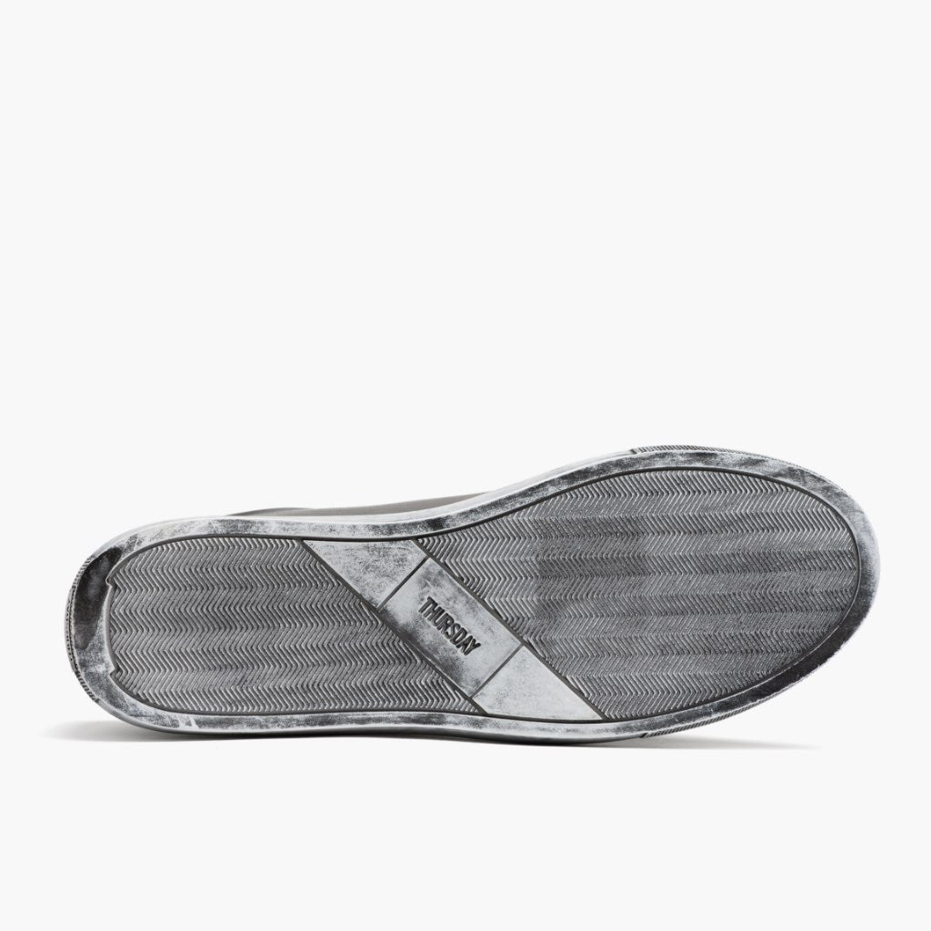 High-Traction Rubber Outsole & Lug Tread Pattern on Premier Low Top Distressed Grey 真皮休闲板鞋运动鞋 男士 For Men
