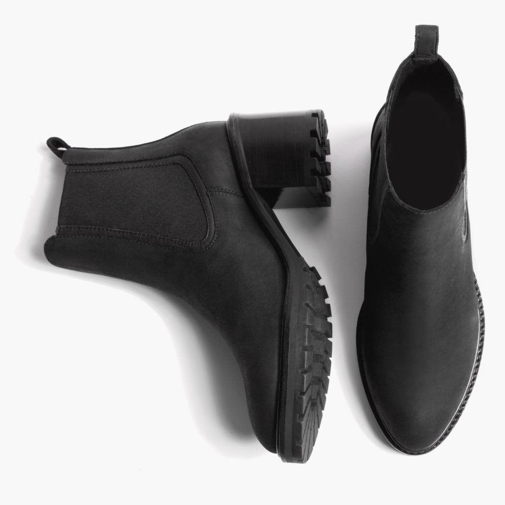 High-Traction Rubber Outsole & Lug Tread Pattern on Knockout 经典黑 Matte 真皮工装靴马丁靴 女士