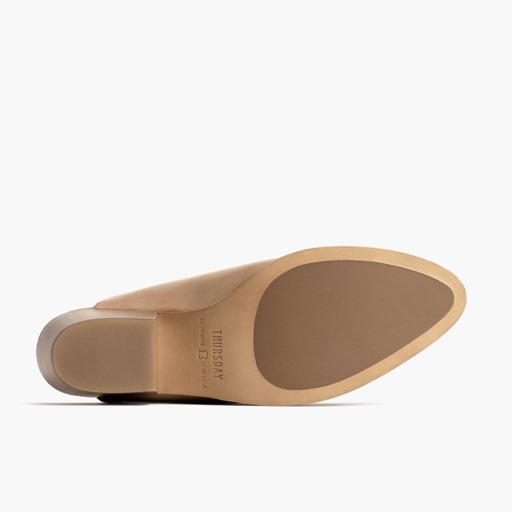High-Traction Rubber Outsole & Lug Tread Pattern on Breeze Milk Coffee 真皮工装靴马丁靴 女士