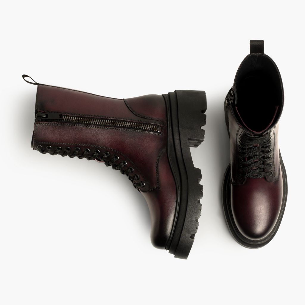 High-Traction Rubber Outsole & Lug Tread Pattern on Fatale 经典黑 Cherry 真皮工装靴马丁靴 女士