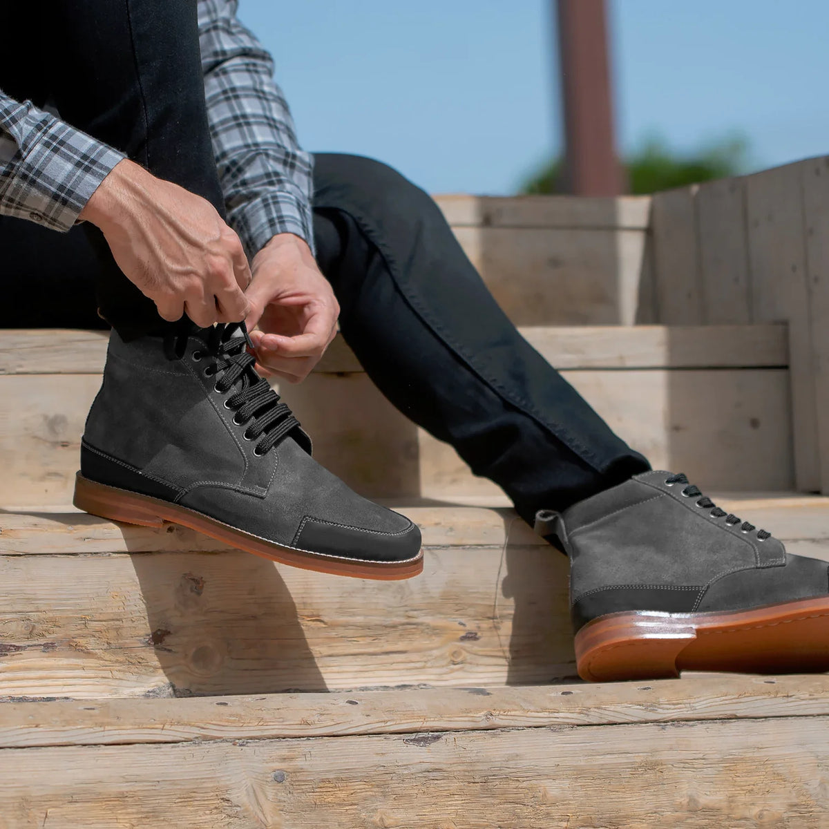 High-Traction Rubber Outsole & Lug Tread Pattern on Carnell 真皮工装靴马丁靴 男士