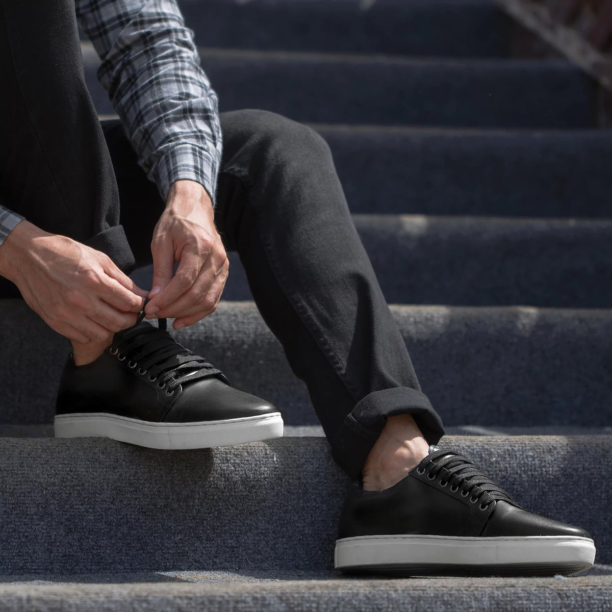 High-Traction Rubber Outsole & Lug Tread Pattern on Murphy Low Top 经典黑 真皮休闲板鞋运动鞋 男士