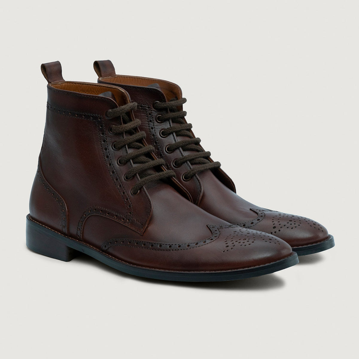 Duster Brogues Derby 复古棕 Burnished 真皮工装靴马丁靴 - StudGuard 男士 in Burnished Brown Full-Grain Leather - 正面版型与定制立体剪裁轮廓 | 官方商城选购
