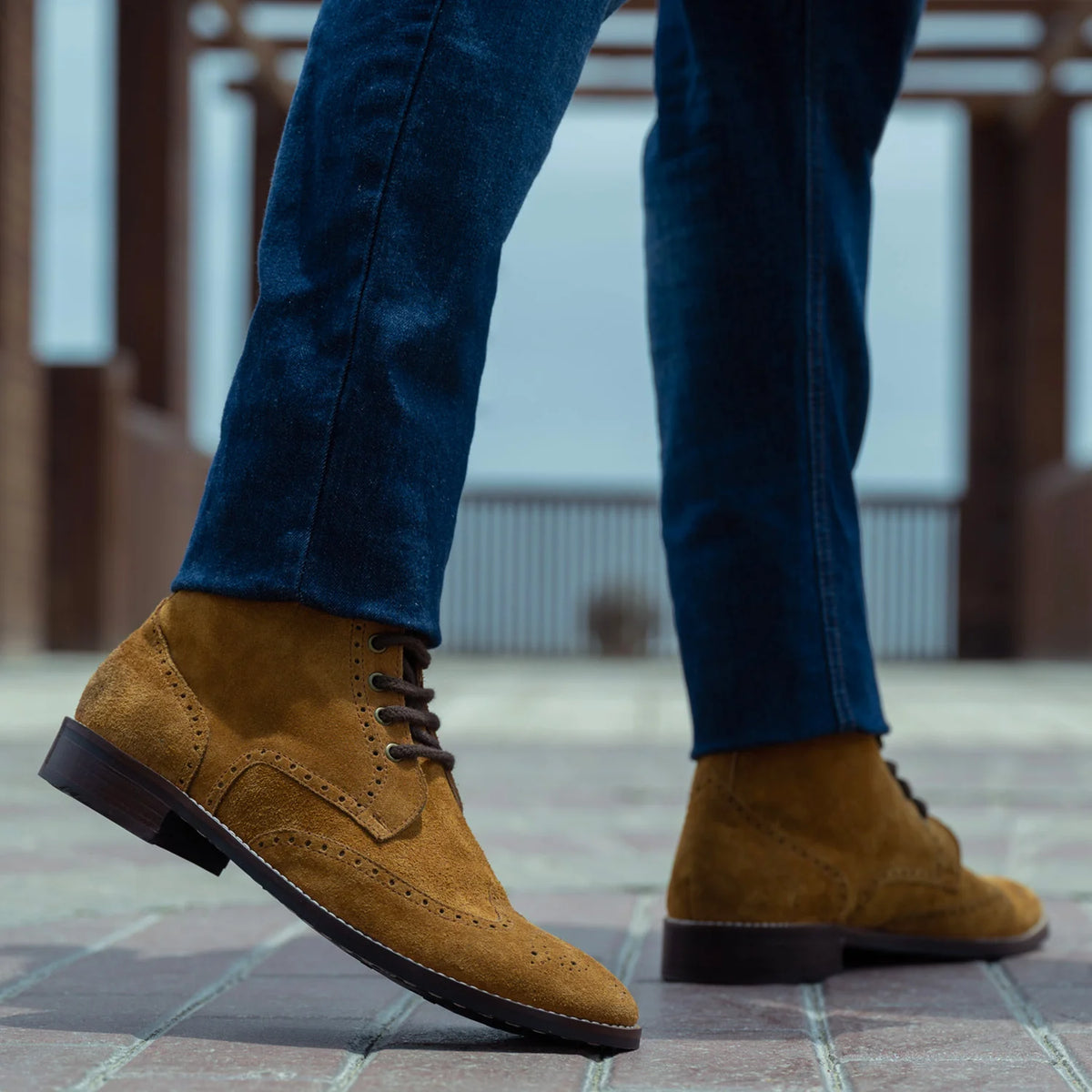 模特上身效果： Duster Brogues Derby 复古棕 Suede 真皮工装靴马丁靴 - StudGuard 男士 模特试穿展示（自然光垂坠质感）