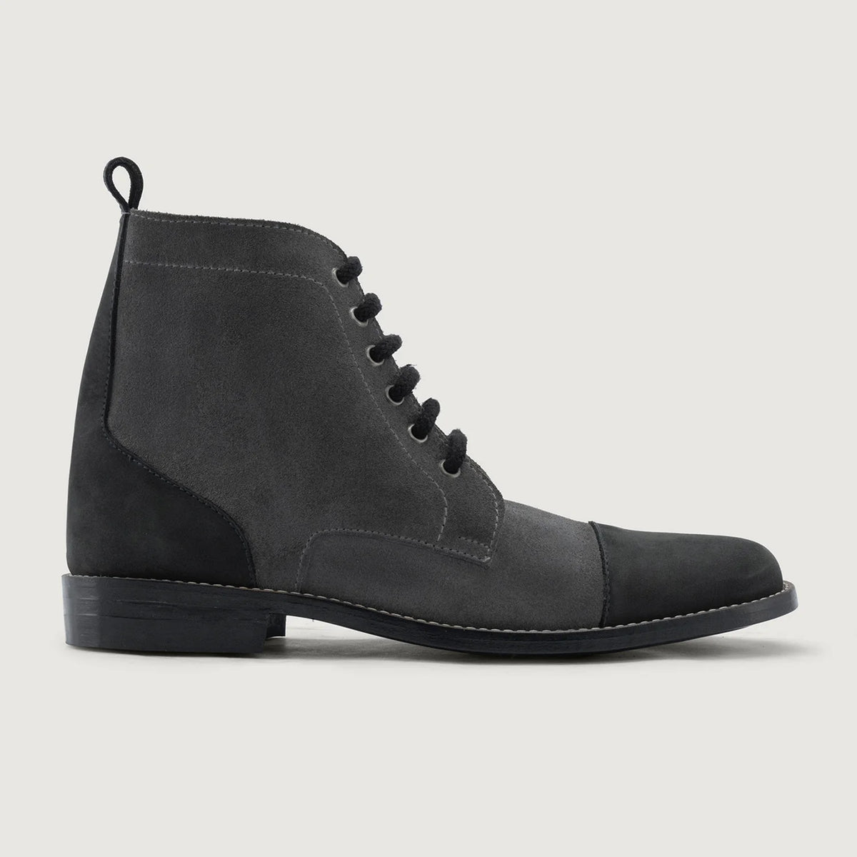 Grey & Black Full-Grain leather Boots - 固特异沿条缝制工艺与鞋头细节