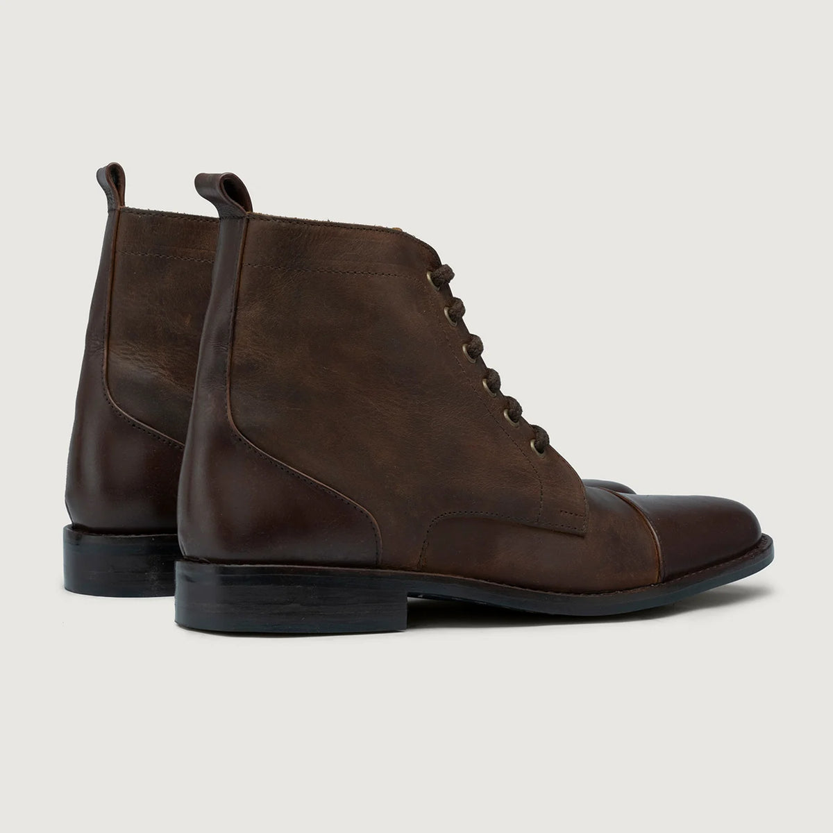 Knight Derby Hybrid Brown Leather Boots StudGuard For Men - 加固鞋跟护壁与高密度双排走线细节