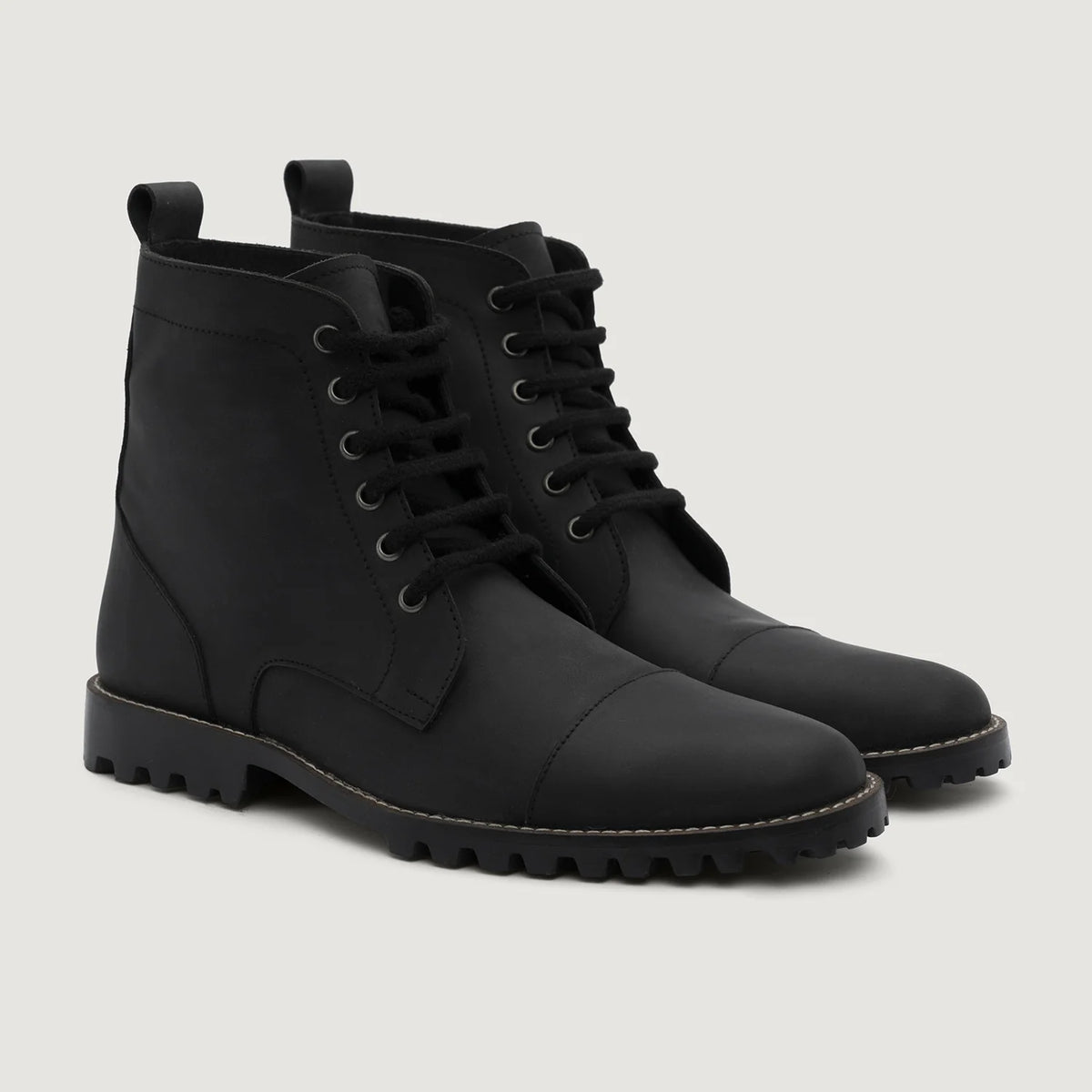 Knight Derby Matte Black Pullup Leather Boots TerraGrip For Men in Matte Black Full-Grain Leather - 侧面轮廓视角 | 官方商城选购