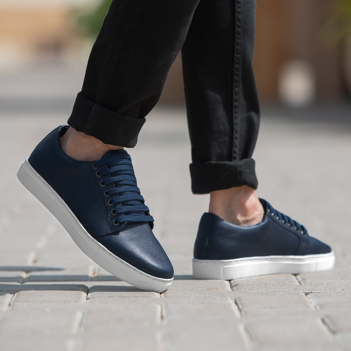 Midnight Blue Full-Grain leather Sneakers - 固特异沿条缝制工艺与鞋头细节