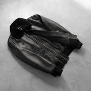 
模特上身效果： Airin G-1 经典黑 真皮飞行员夹克 男士 模特试穿展示（自然光垂坠质感）