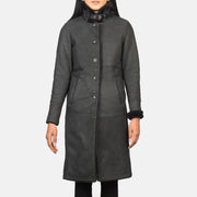 Close-Up Detail of Buckled Collar &amp; Button Hardware on Women's Alina Shearling 黑色 真皮大衣 女士