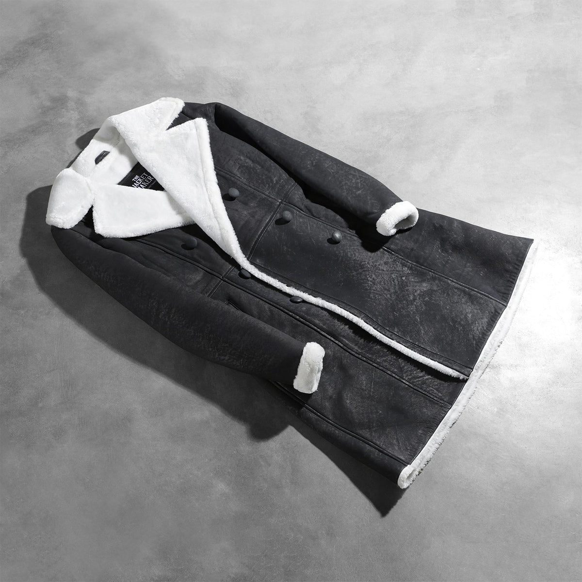 
模特上身效果： Amie Black Double Breasted Shearling Coat 模特试穿展示（自然光垂坠质感）