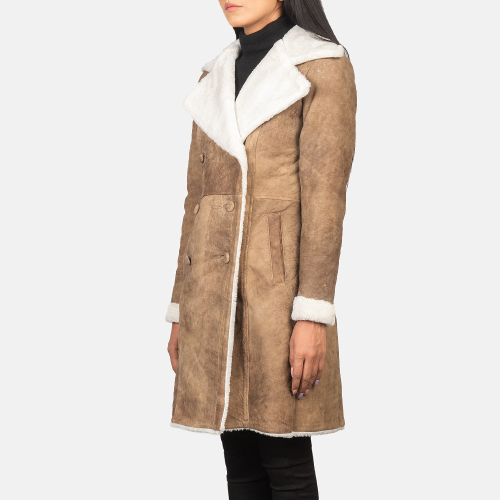 
细节特写 of Notch & Leather Buttons Hardware on Amie Distressed Brown Double Breasted Shearling Coat