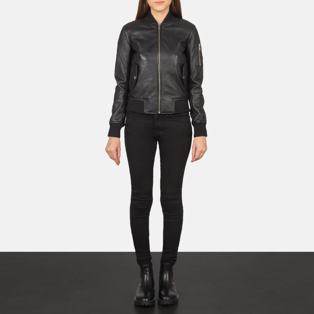 
Ava Ma-1 Black Leather Bomber Jacket - 展现立体袖型与合身版型的侧身视角