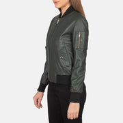 
Green Sheepskin Leather Bomber Jacket - 展现肩线贴合与利落下摆的背部视角