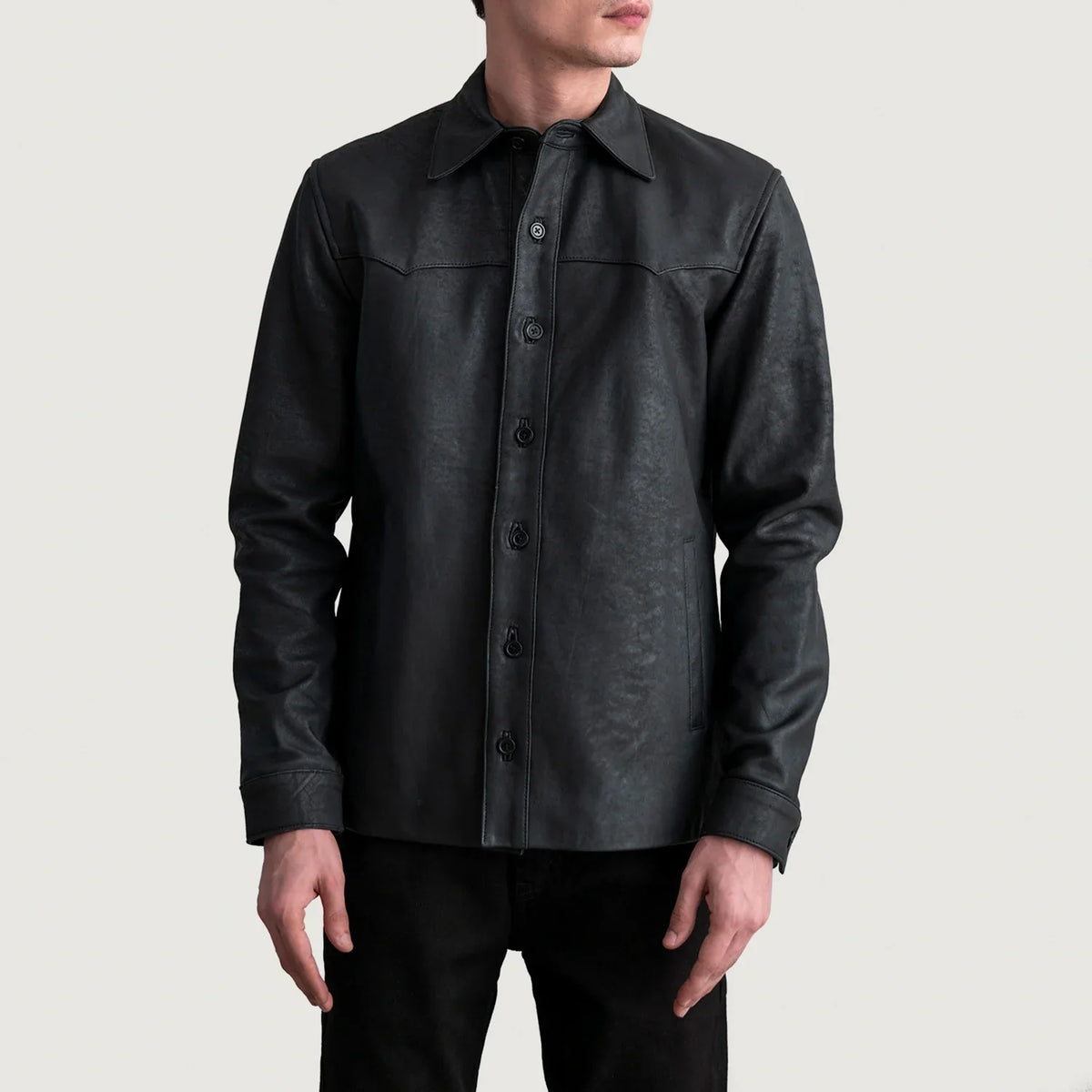 Bronco Tumbled 黑色 Leather Shirt 男士 - 展示利落袖形与运动流线轮廓的侧身轮廓