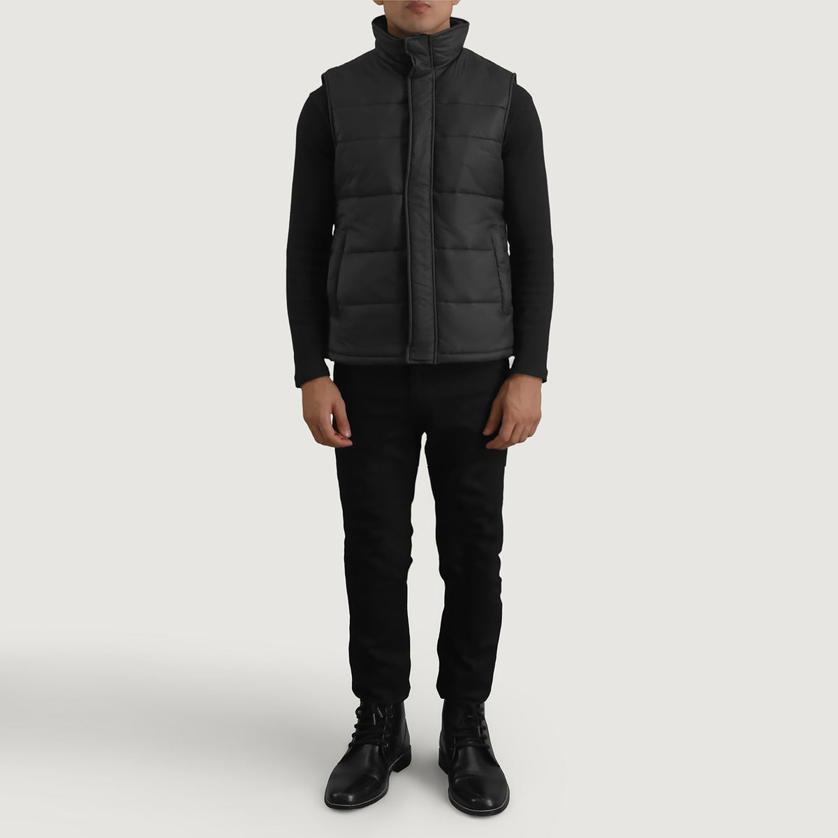 Bryan 黑色 Puffer Vest 男士 - 展示利落袖形与运动流线轮廓的侧身轮廓
