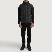 Bryan 黑色 Puffer Vest 男士 - 展示利落袖形与运动流线轮廓的侧身轮廓