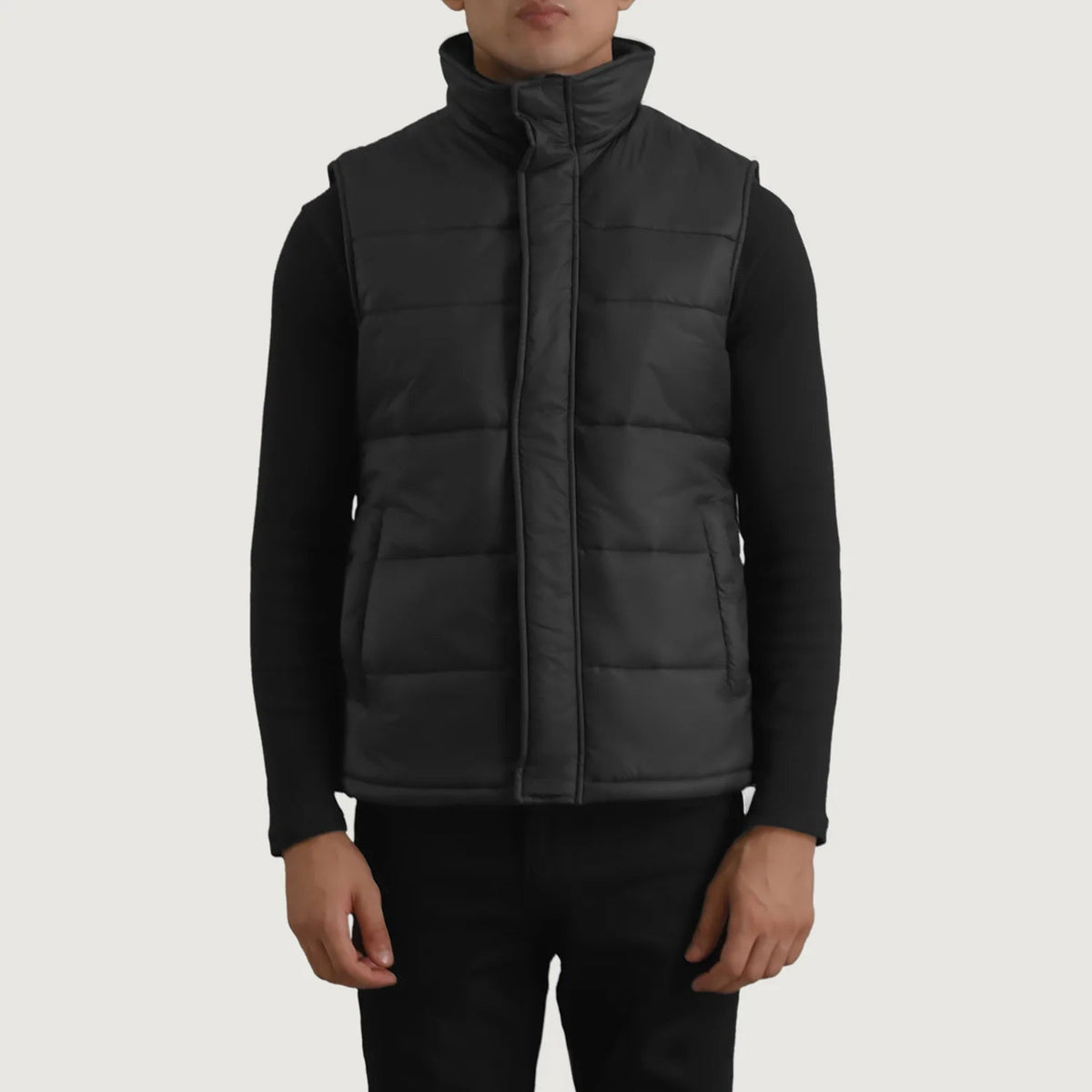 特写细节 of Classic Collar &amp; Zipper With Placket Hardware on Bryan 黑色 Puffer Vest 男士