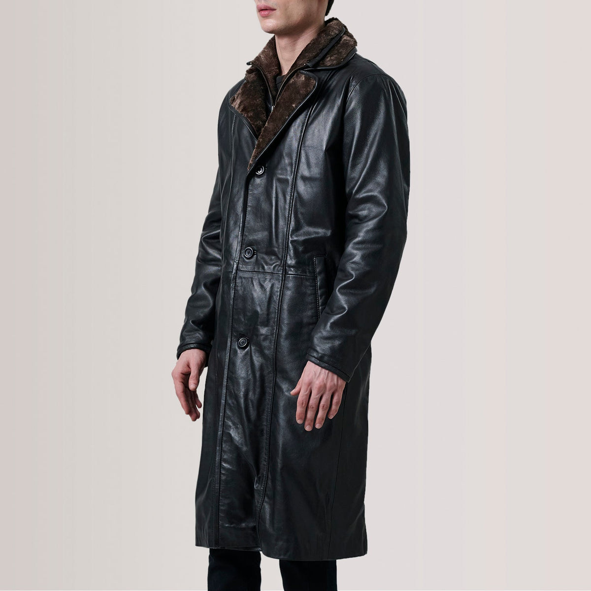 
Cai 经典黑 Leather Shearling 真皮大衣 男士 For Men - 展现立体袖型与合身版型的侧身视角