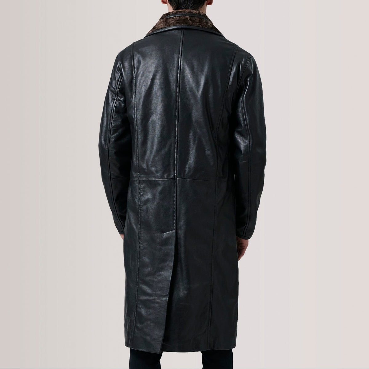 
细节特写 of Notch & Button Hardware on Cai 经典黑 Leather Shearling 真皮大衣 男士 For Men