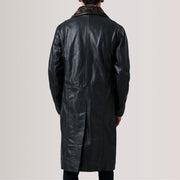 
细节特写 of Notch & Button Hardware on Cai 经典黑 Leather Shearling 真皮大衣 男士 For Men