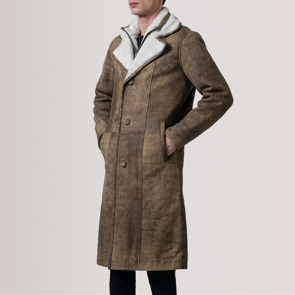 
Cai Distressed 复古棕 Leather Shearling 真皮大衣 男士 For Men - 展现立体袖型与合身版型的侧身视角