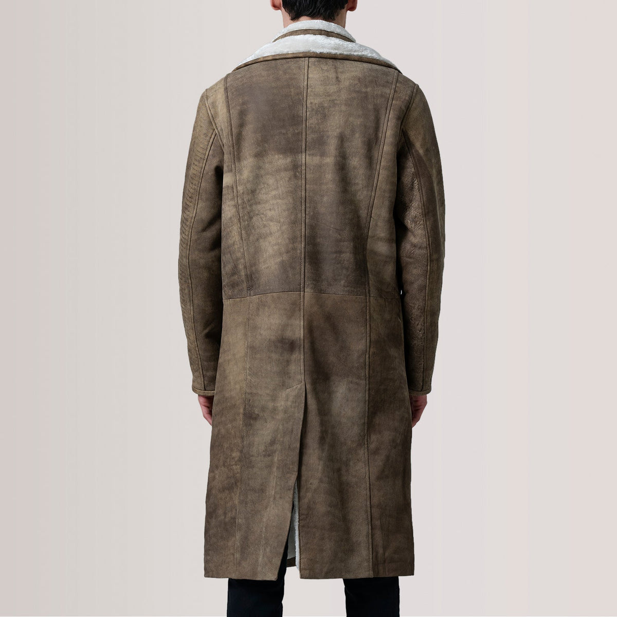 细节特写 of Notch & Button Hardware on Cai Distressed Brown Leather Shearling Coat For Men
