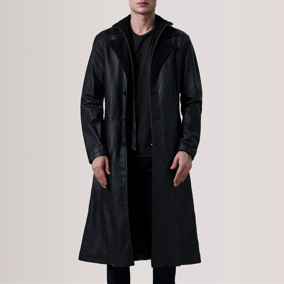
Charlton 经典黑 Leather Single Breasted 真皮大衣 男士 For Men in Black Sheepskin Leather - 正面版型与定制立体剪裁轮廓 | 官方商城选购