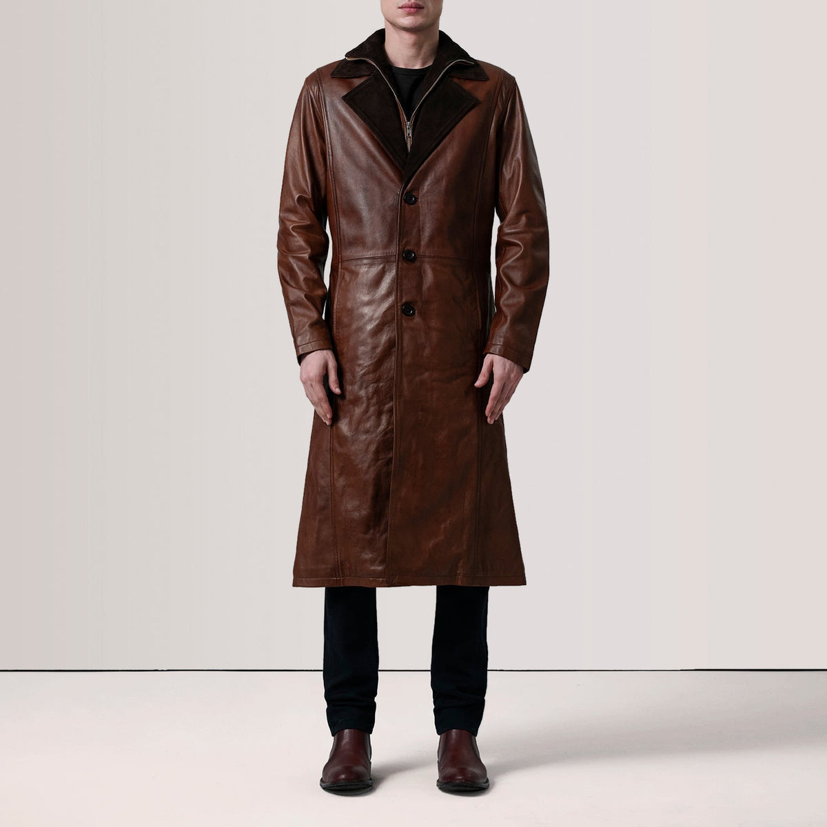 
Distressed Brown Sheepskin Burnished Leather Coat - 展现肩线贴合与利落下摆的背部视角