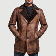 
Cinnamon Distressed Leather Fur 真皮大衣 男士 - 展现立体袖型与合身版型的侧身视角