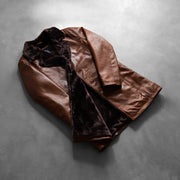
模特上身效果： Cinnamon Distressed Leather Fur 真皮大衣 男士 模特试穿展示（自然光垂坠质感）