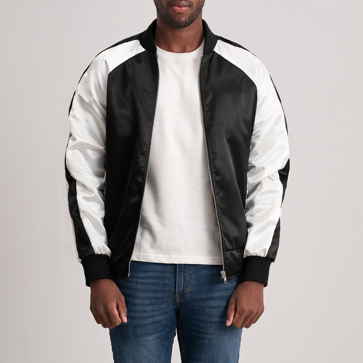 
Clarke 经典黑 Varsity 真皮夹克 男士 - 展现立体袖型与合身版型的侧身视角