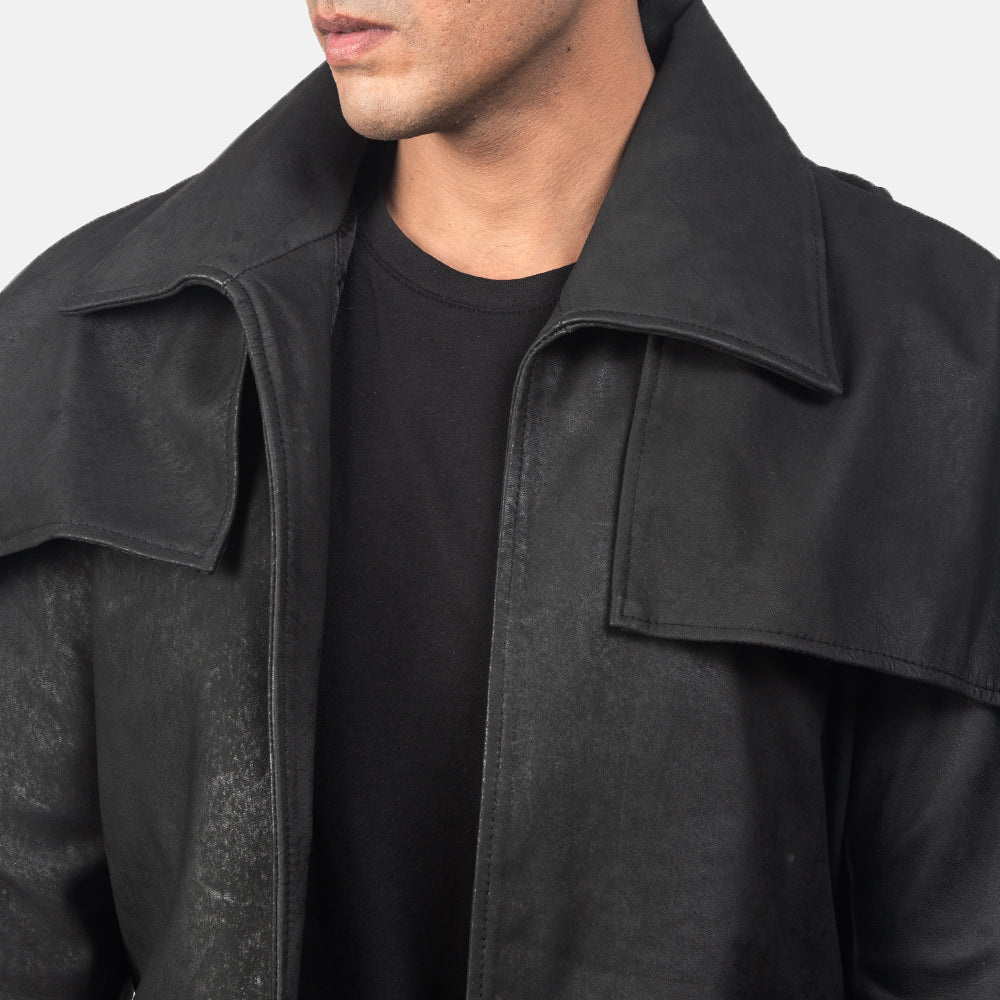 
细节特写 of Classic Collar & Heavy-Duty Zipper Hardware on Classic Distressed 经典黑 Leather Duster 男士