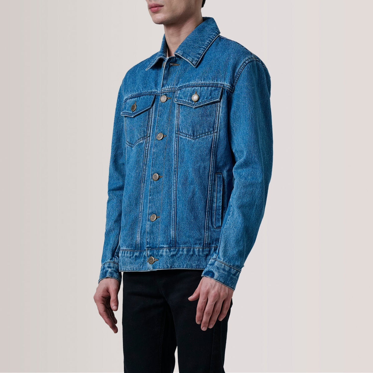 Conard Blue Denim Trucker 真皮夹克 男士 For Men - Lateral Side Profile View Showing Sleeve Cut &amp; Athletic Taper Fit