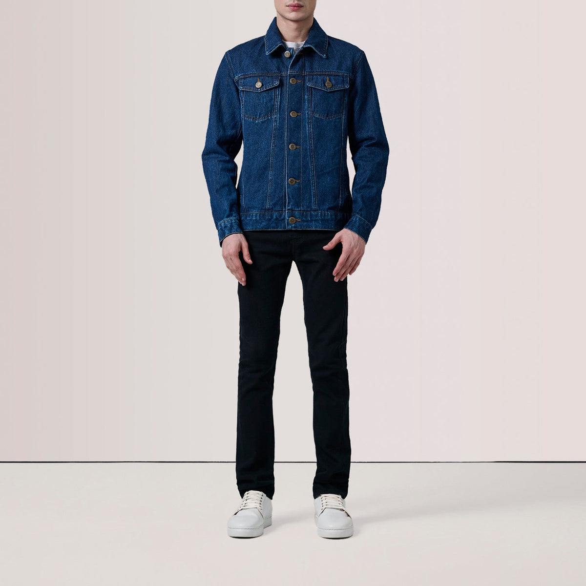 
Dark Blue Full-Grain leather Jacket - 展现肩线贴合与利落下摆的背部视角