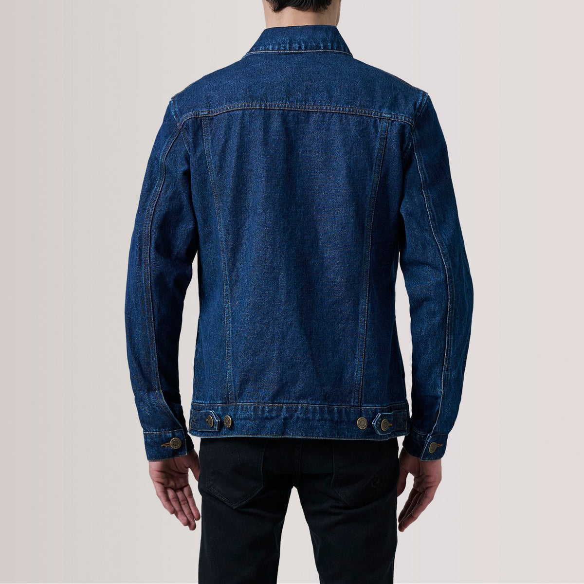 
细节特写 of Classic Collar & Heavy-Duty Zipper Hardware on Conard Dark 深海蓝 Denim Trucker 真皮夹克 男士 For Men