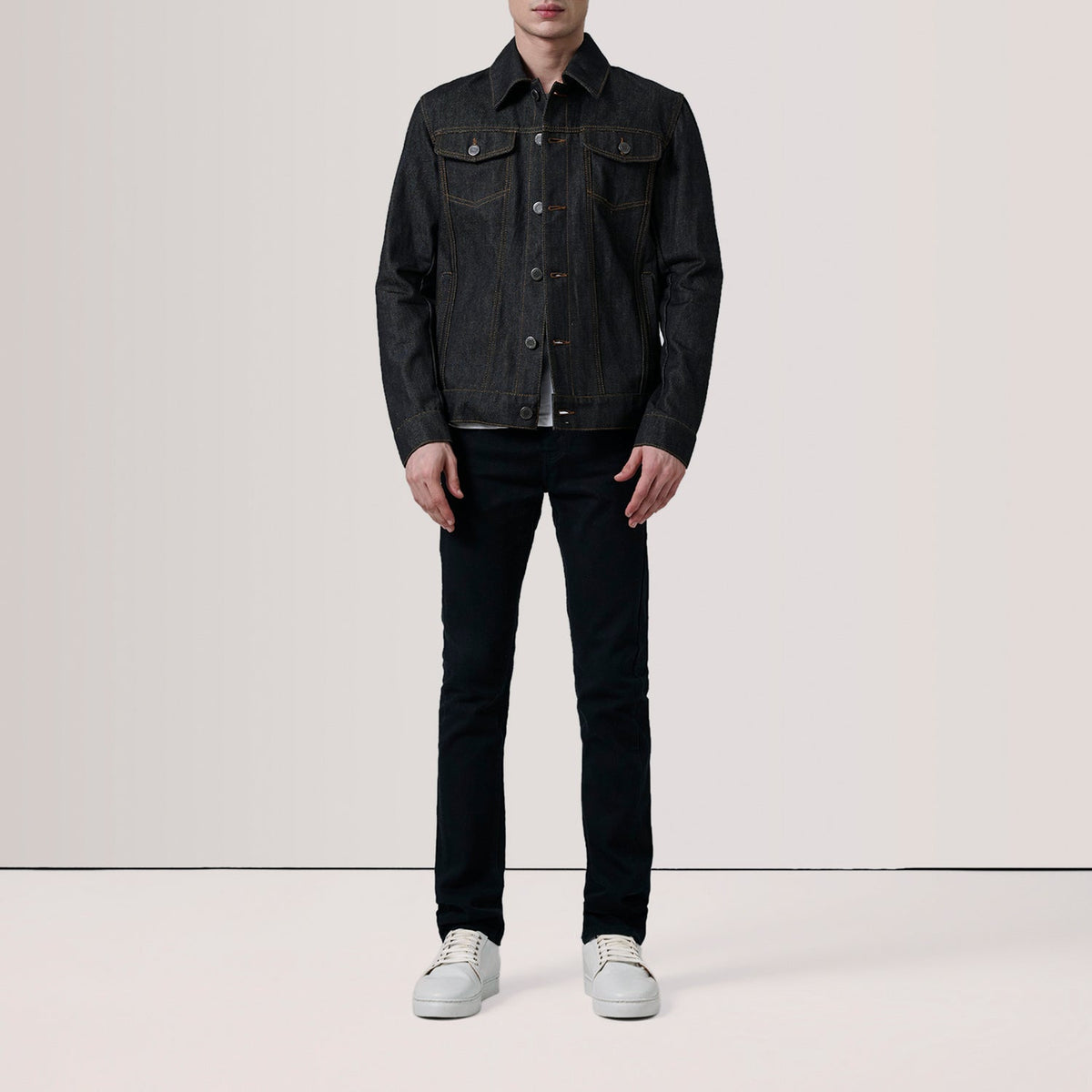 
Black Full-Grain leather Jacket - 展现肩线贴合与利落下摆的背部视角