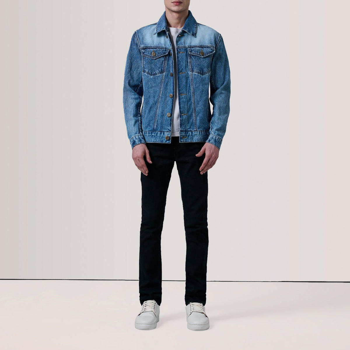 
Ice Blue Full-Grain leather Jacket - 展现肩线贴合与利落下摆的背部视角
