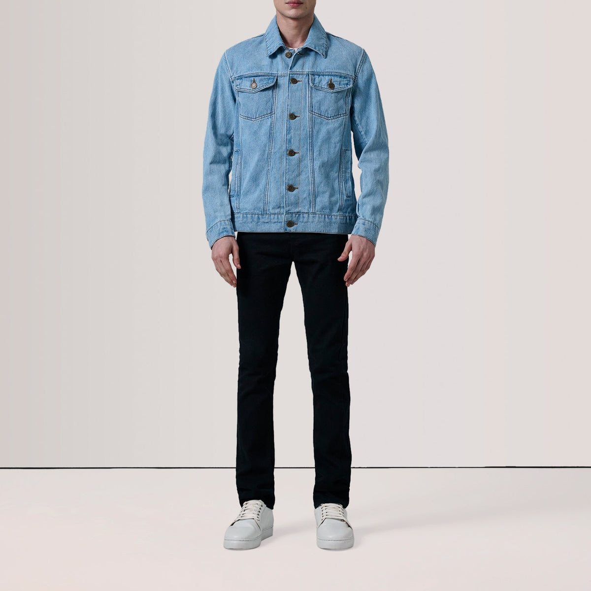 
Light Blue Full-Grain leather Jacket - 展现肩线贴合与利落下摆的背部视角