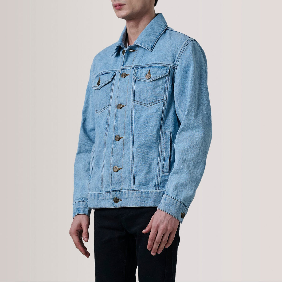 
Conard Light 深海蓝 Denim Trucker 真皮夹克 男士 For Men - 展现立体袖型与合身版型的侧身视角