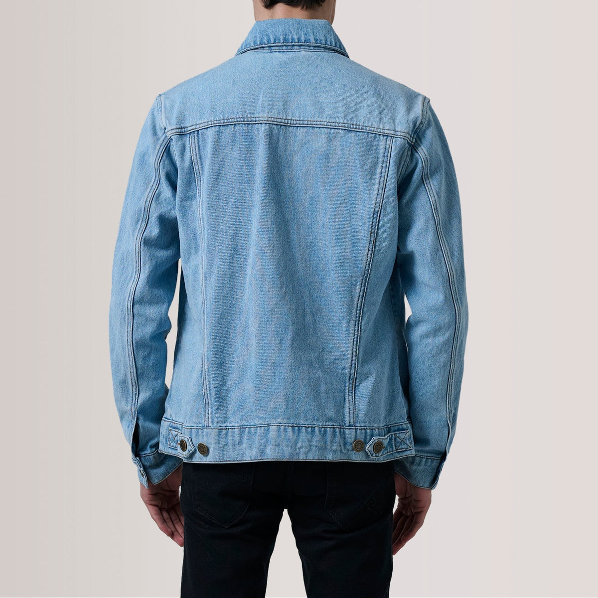 
细节特写 of Classic Collar & Heavy-Duty Zipper Hardware on Conard Light 深海蓝 Denim Trucker 真皮夹克 男士 For Men