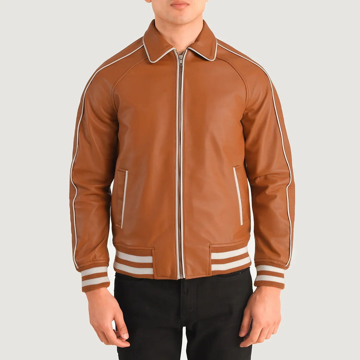 Close-Up Detail of Shirt collar &amp; Zipper Hardware on Cooper 浅褐色 棕色 Leather Varsity 真皮夹克 男士
