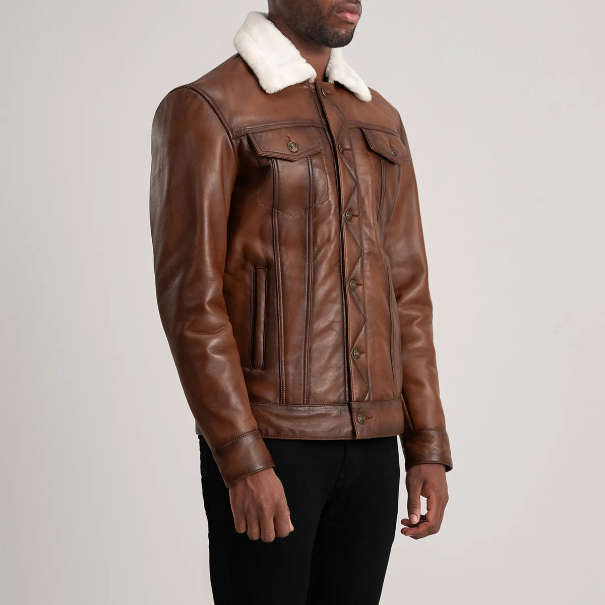 
Dallis 复古棕 Leather Shearling Trucker 真皮夹克 男士 - 展现肩线贴合与利落下摆的背部视角