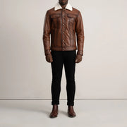 
Dallis 复古棕 Leather Shearling Trucker 真皮夹克 男士 - 展现立体袖型与合身版型的侧身视角