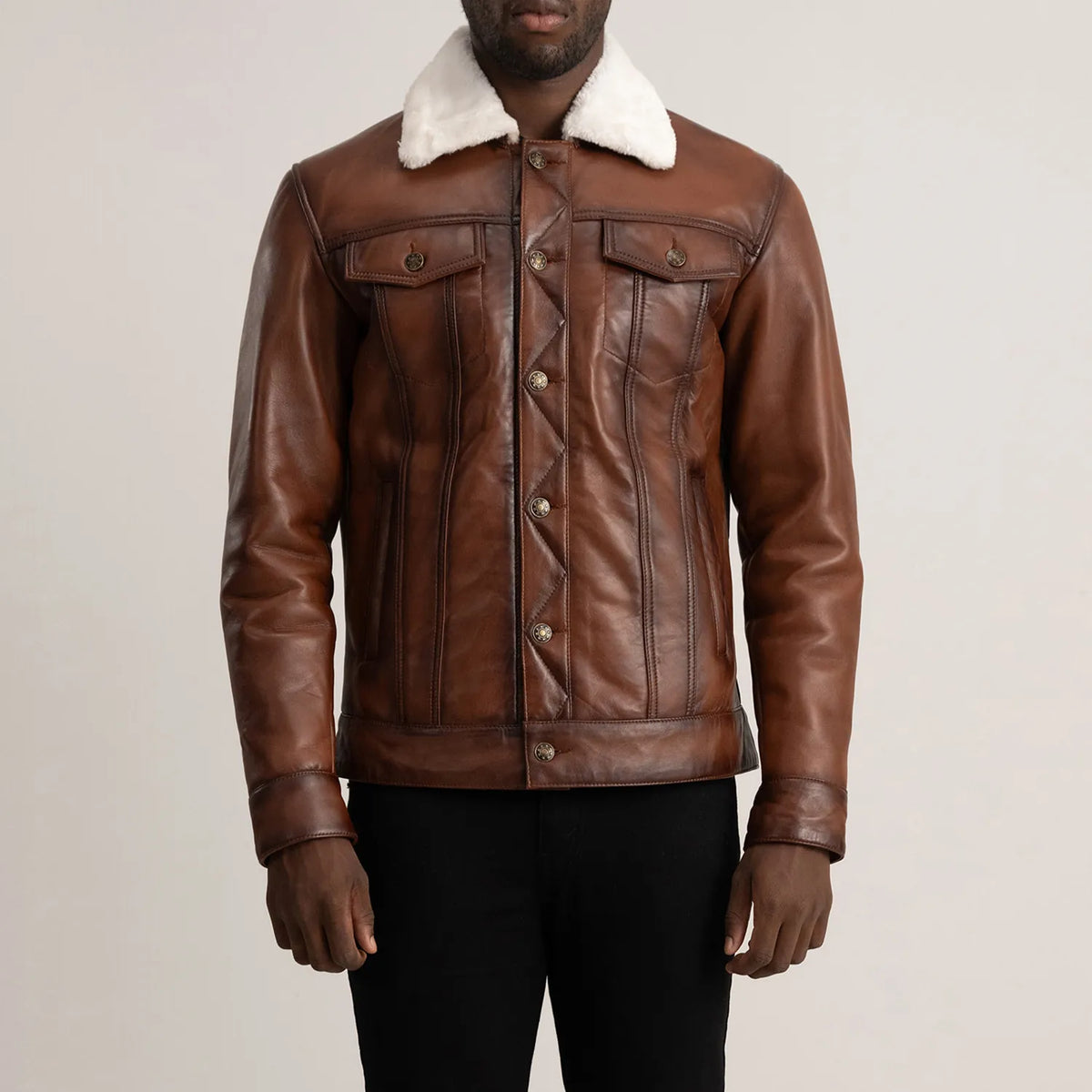 
细节特写 of Classic Collar & Button Hardware on Dallis 复古棕 Leather Shearling Trucker 真皮夹克 男士